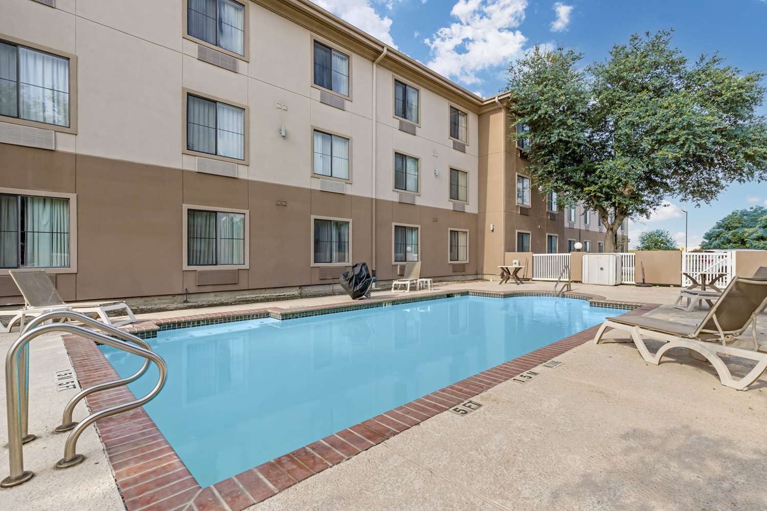 Comfort Inn and Suites Seguin, TX 9/37