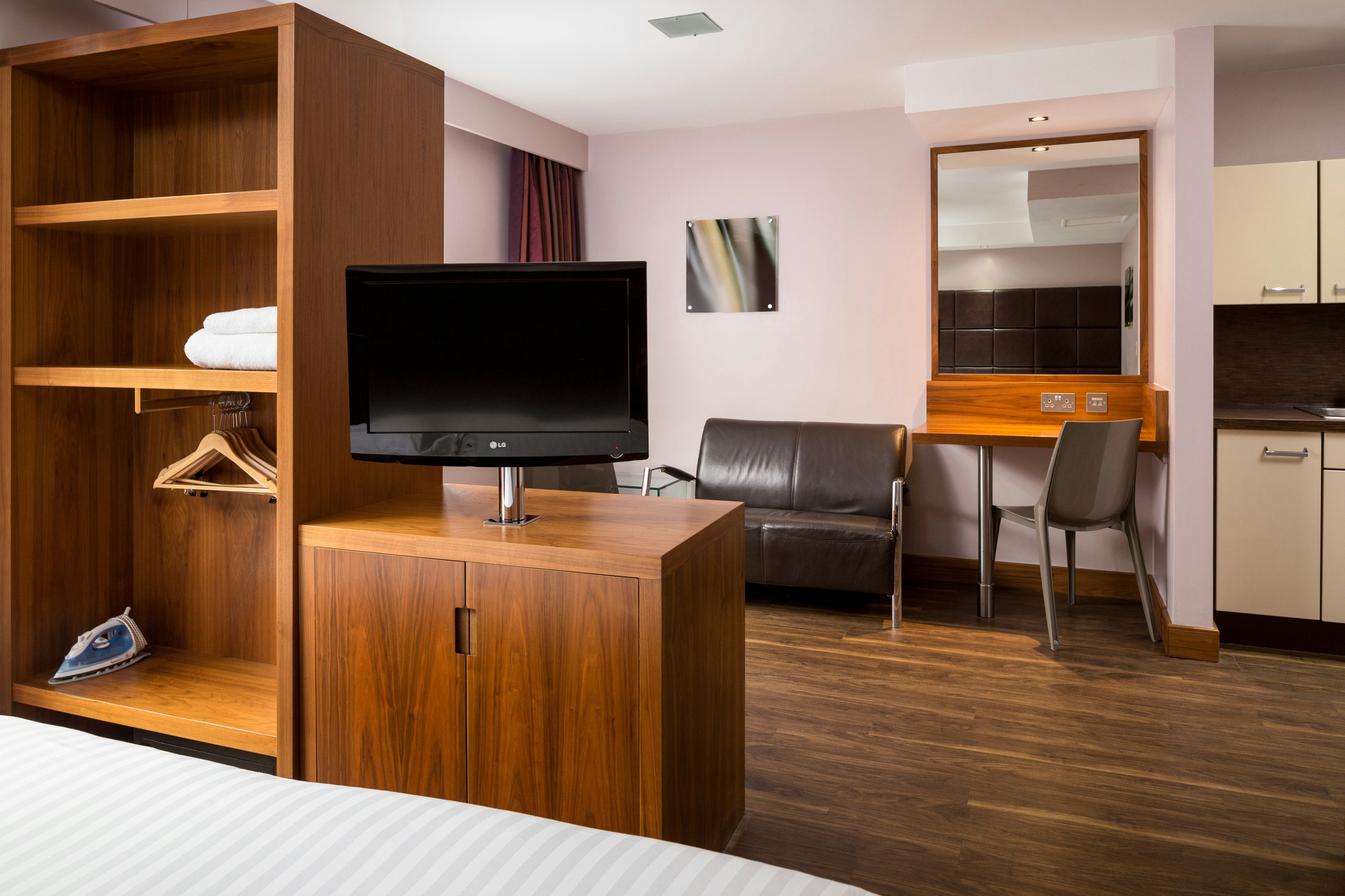 Roomzzz Leeds City Centre 15/21