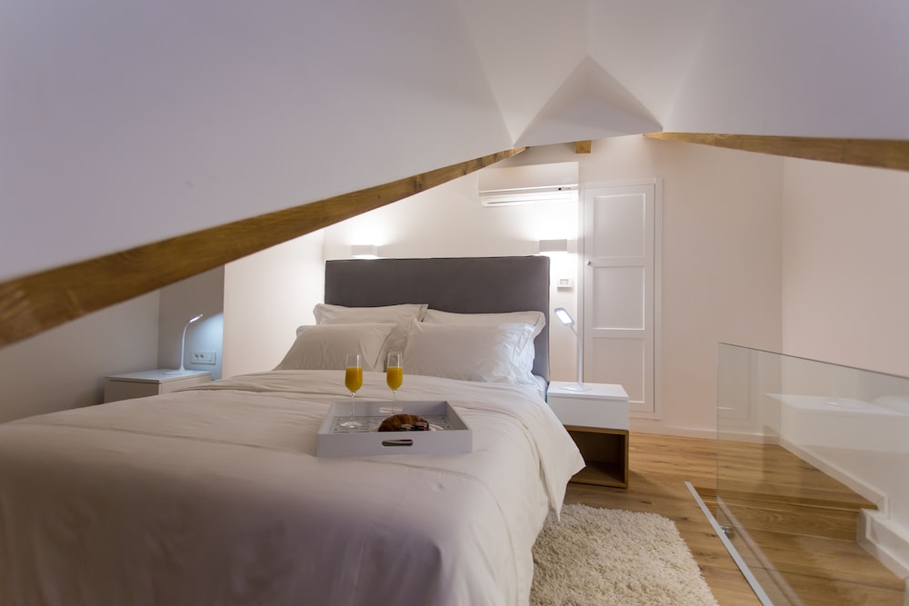 DUPLEX, SUITE