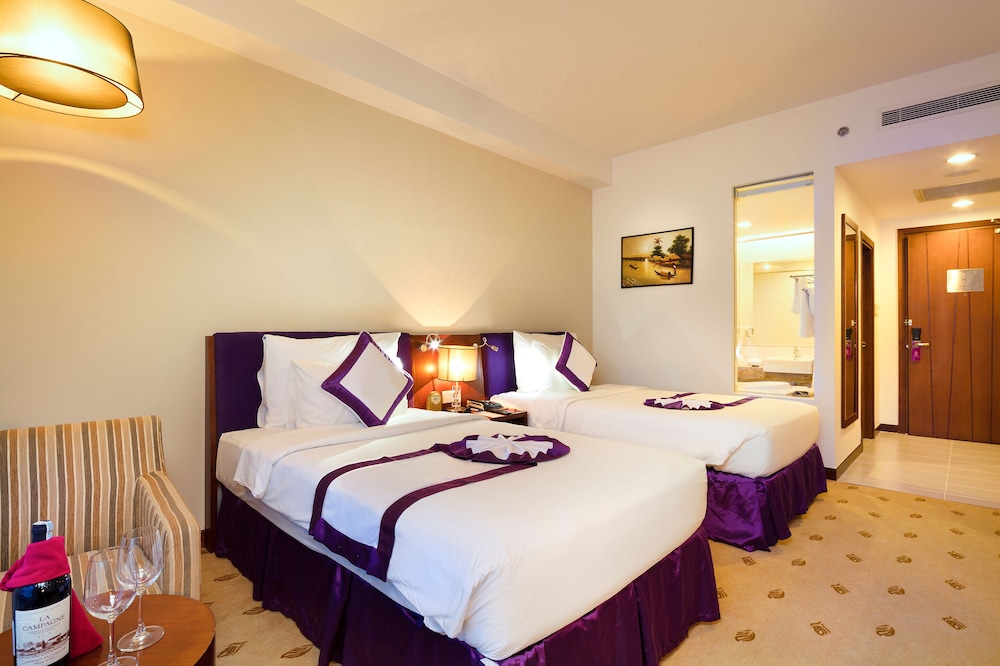 DELUXE, TWIN BEDS, PARTIAL SEA VIEW