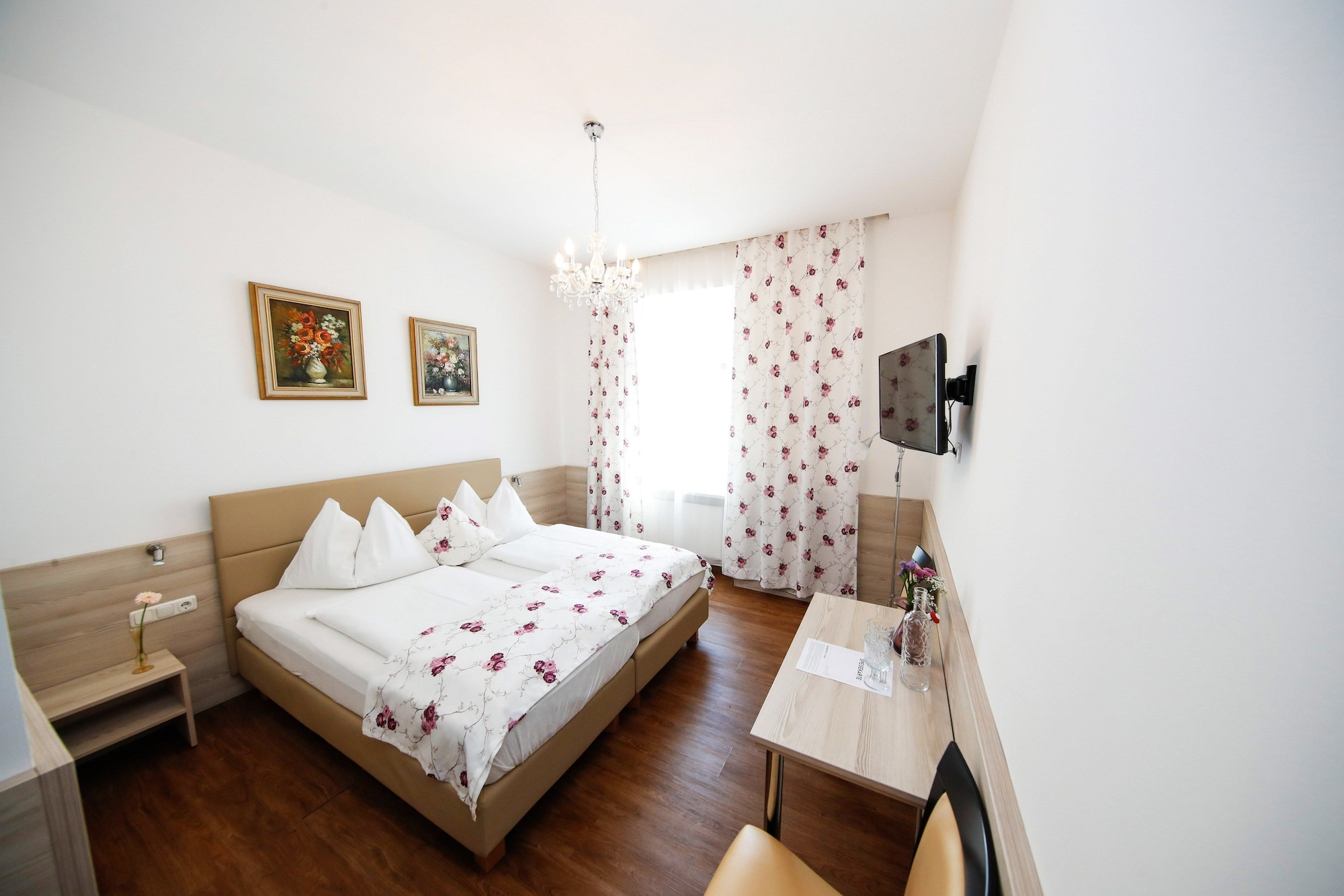 1 BEDROOM, DOUBLE BED