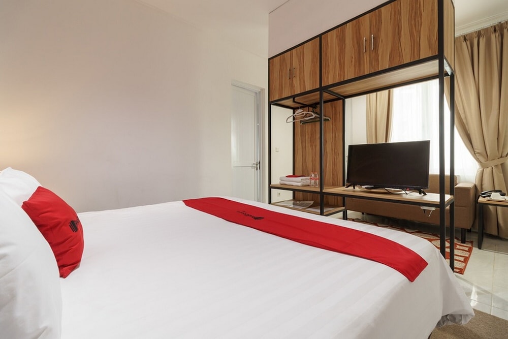 RedDoorz Plus near Exit Toll Puncak 2 10/21