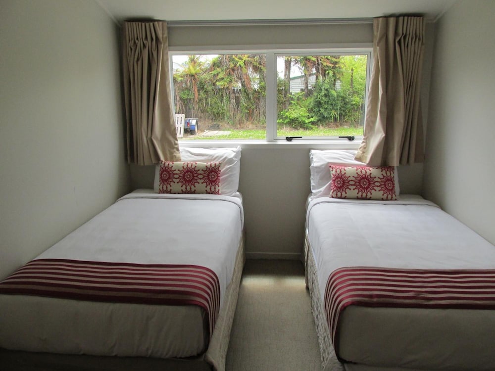 LAKE ROTORUA HOTEL 23/46