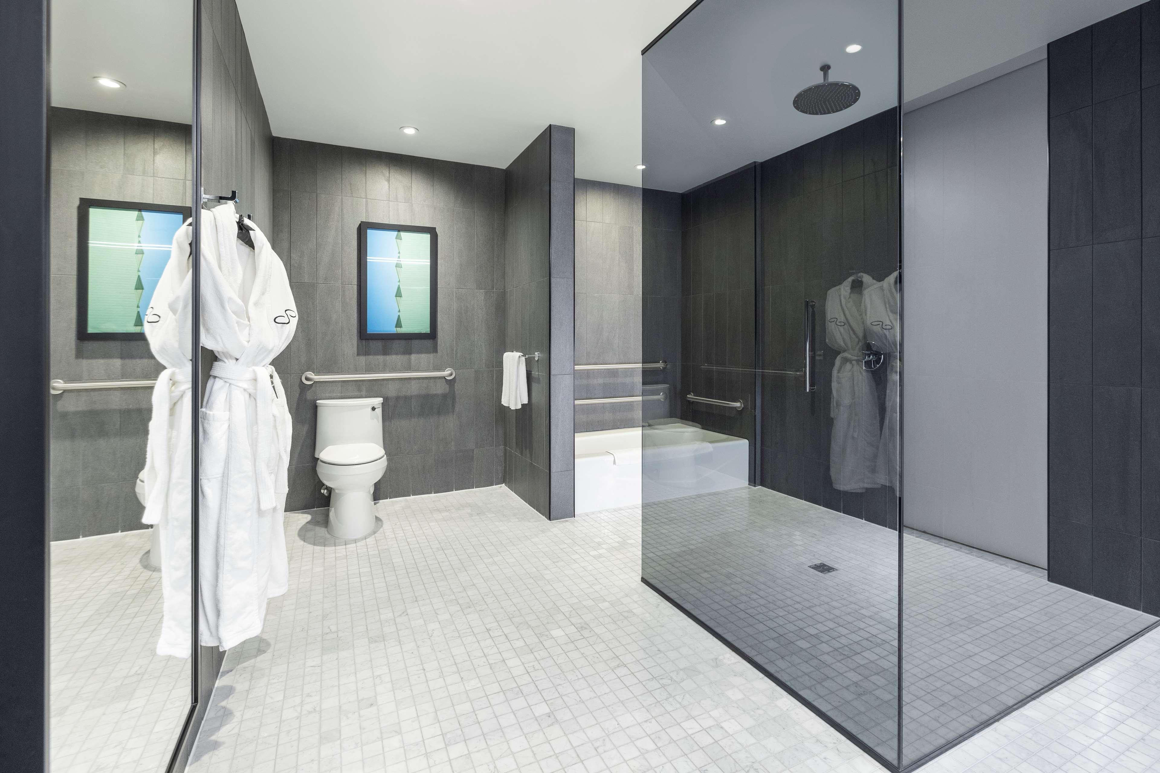 Suite, Queen Bed, The Statler Dallas Curio Collection By Hilton 6/6