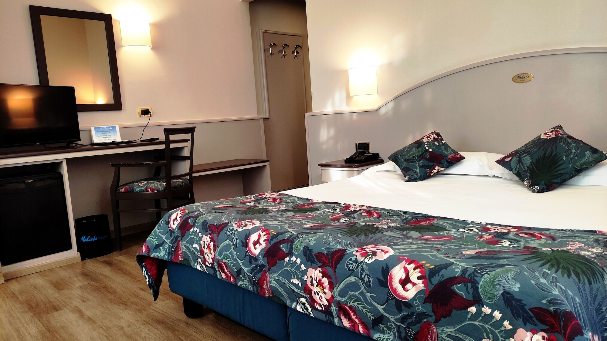 ROOM, DOUBLE OR TWIN BED