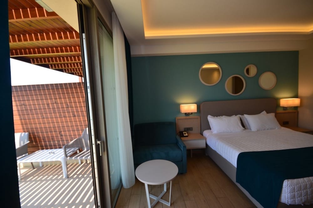 Almyros Beach Resort & SPA 12/23