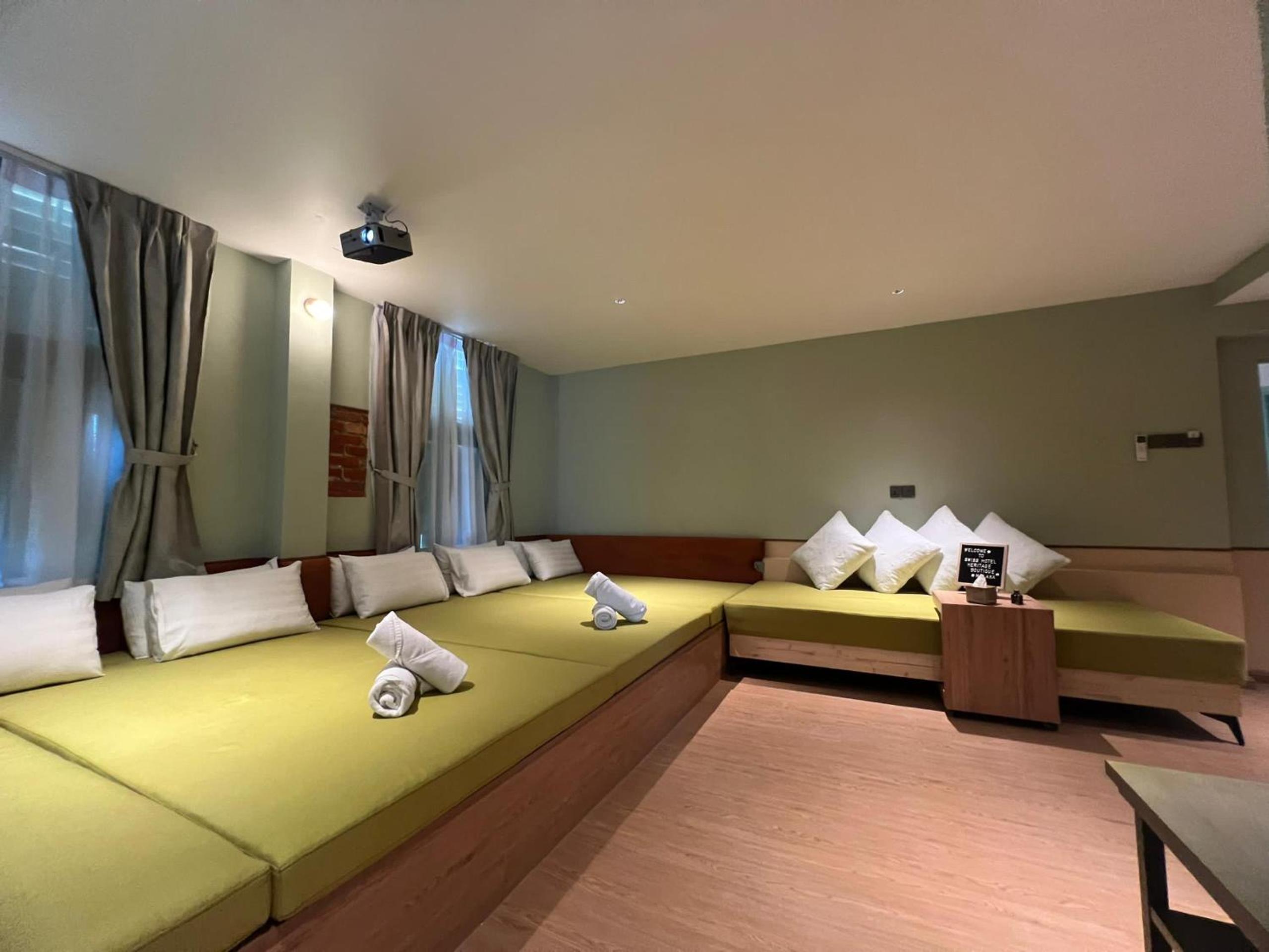 Premier, Studio, Suite, Sofa, Tatami