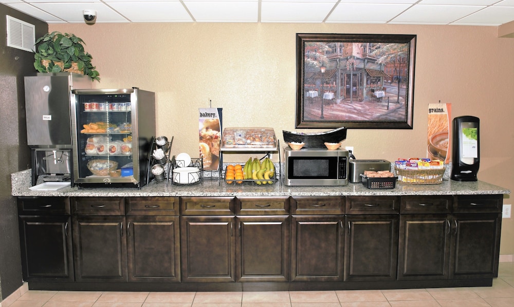 Microtel Inn & Suites by Wyndham Jacksonville Airport 29/40