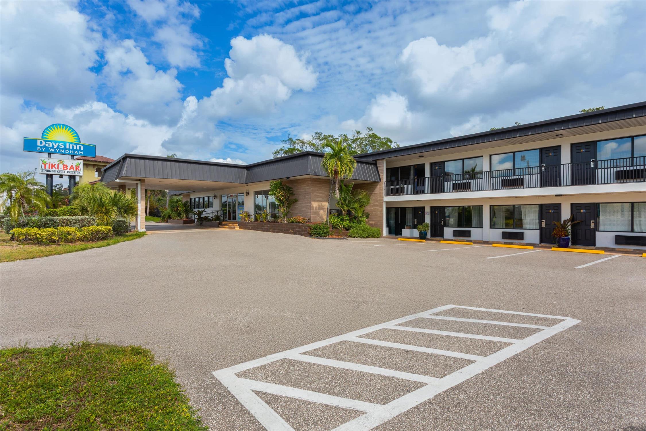 Days Inn by Wyndham Fort Myers Springs Resort 35/43