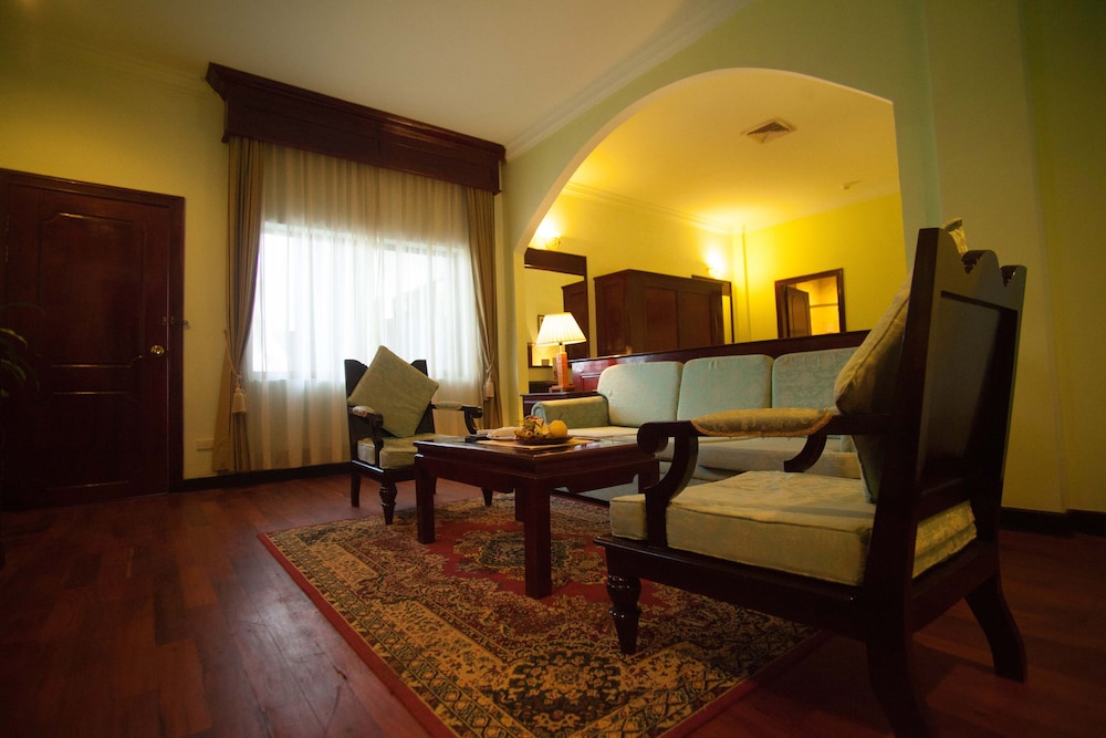 REE HOTEL 32/50