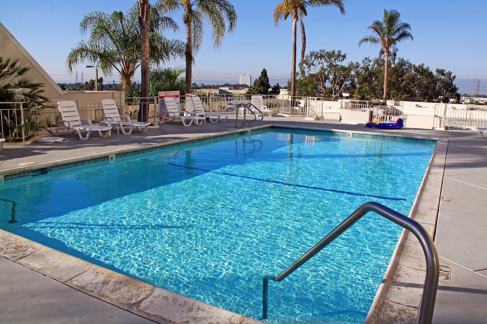 LA Crystal Hotel 36/69