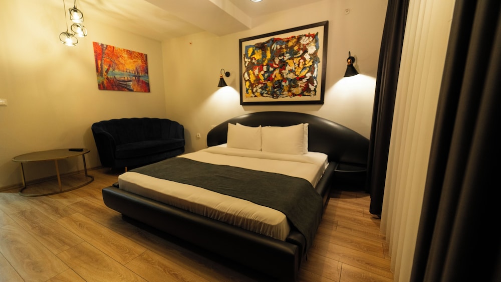 2 BEDROOMS, SUPERIOR, SUITE