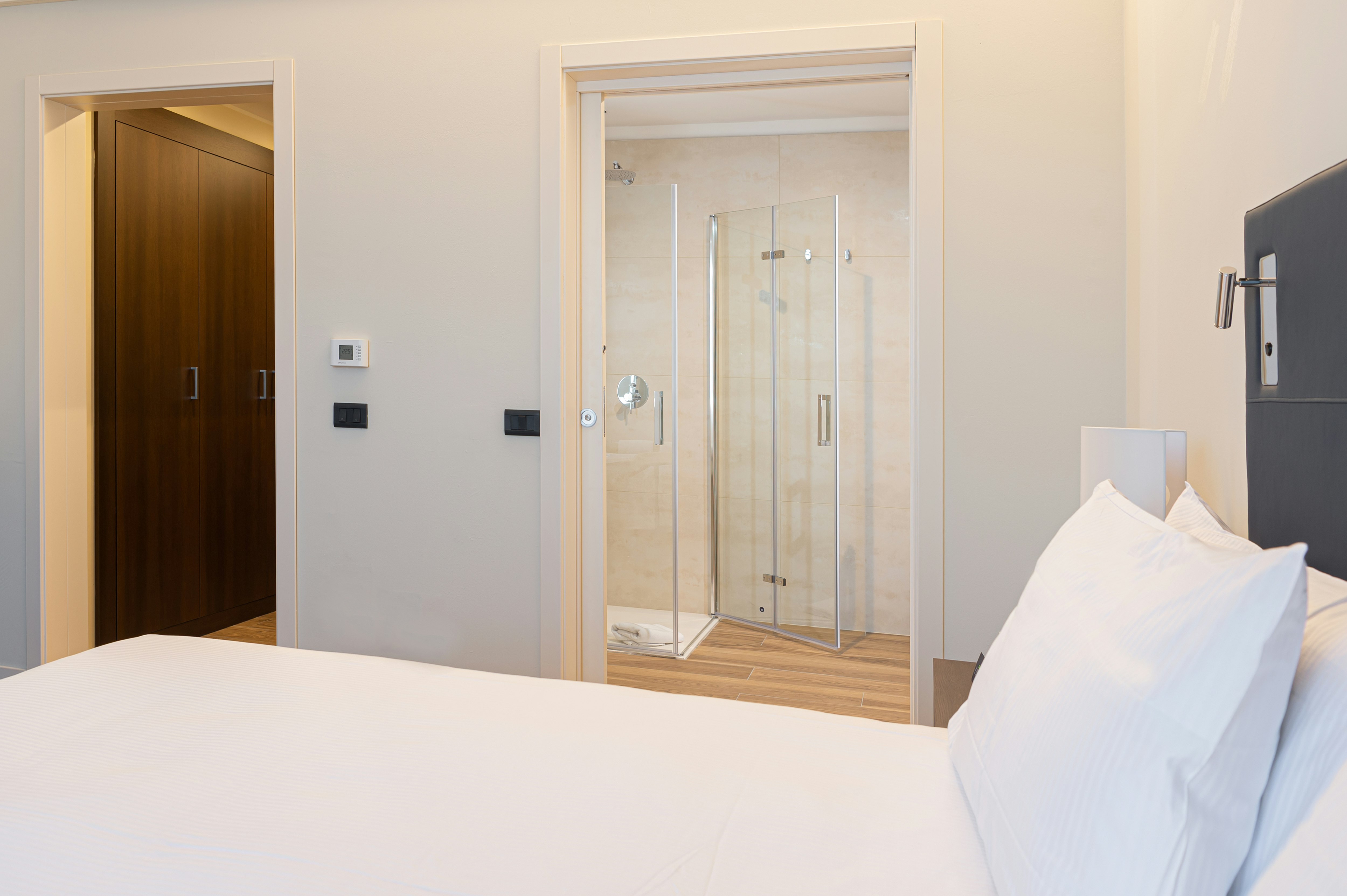 ROOM, KING BED, ACCESSIBLE