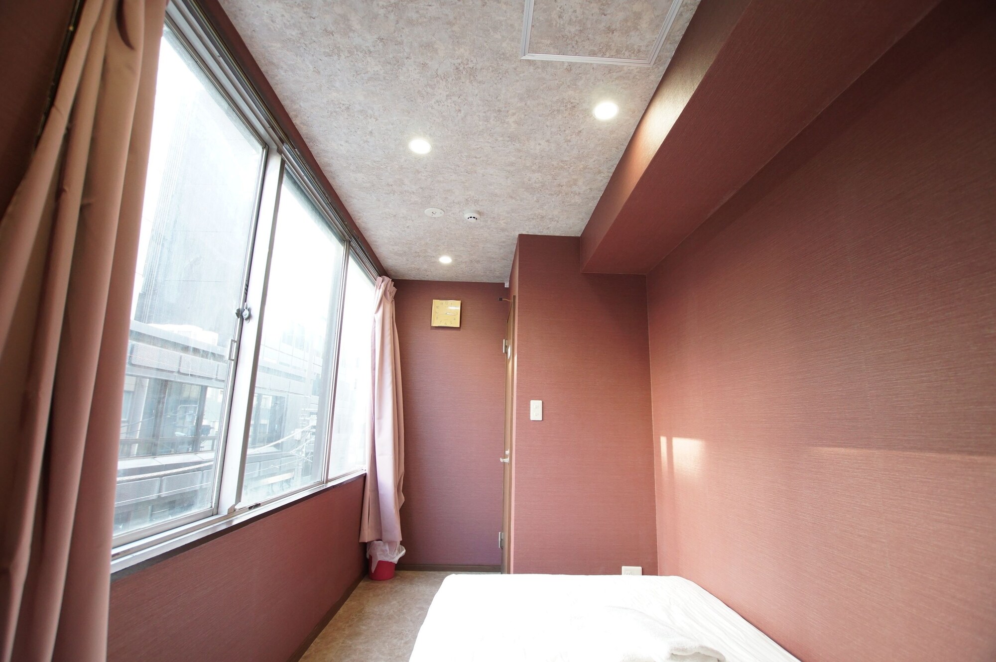 ROOM, SINGLE, SHARED BATHROOM