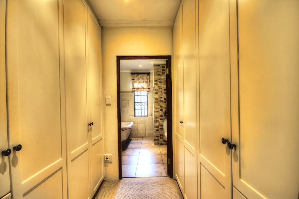 Nut Grove Manor Boutique Hotel 50/50