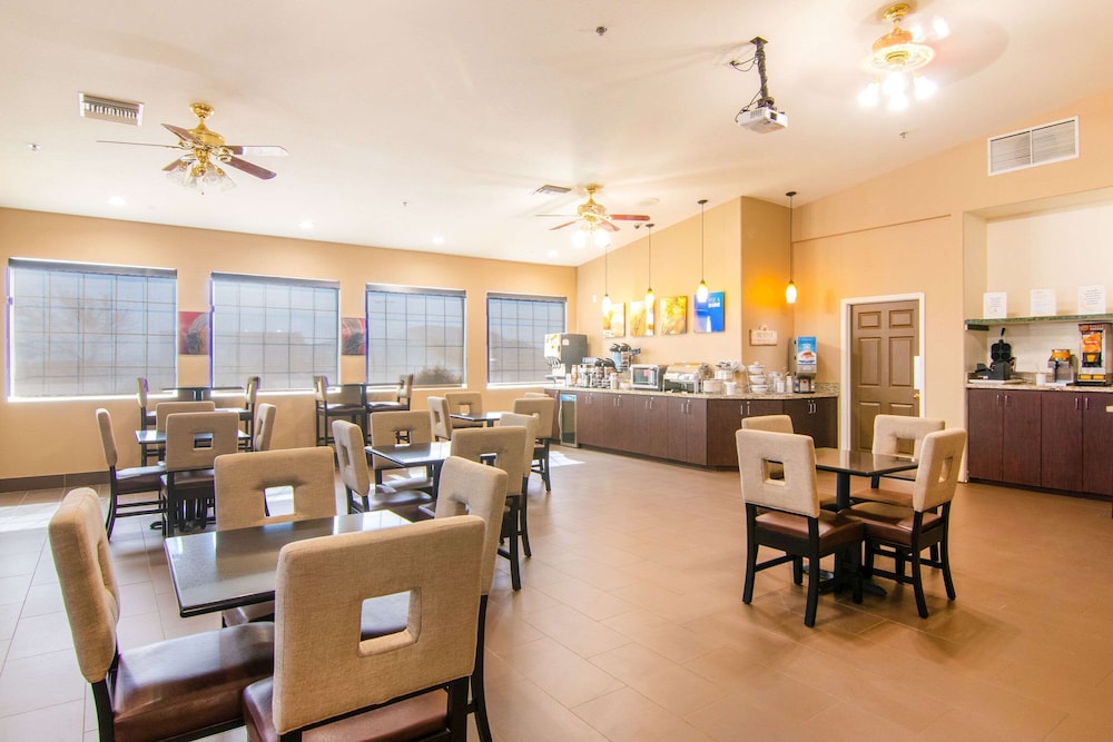 Comfort Inn and Suites Mojave CA 30/46