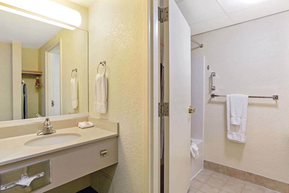La Quinta Inn & Suites by Wyndham Boston Somerville 20/52