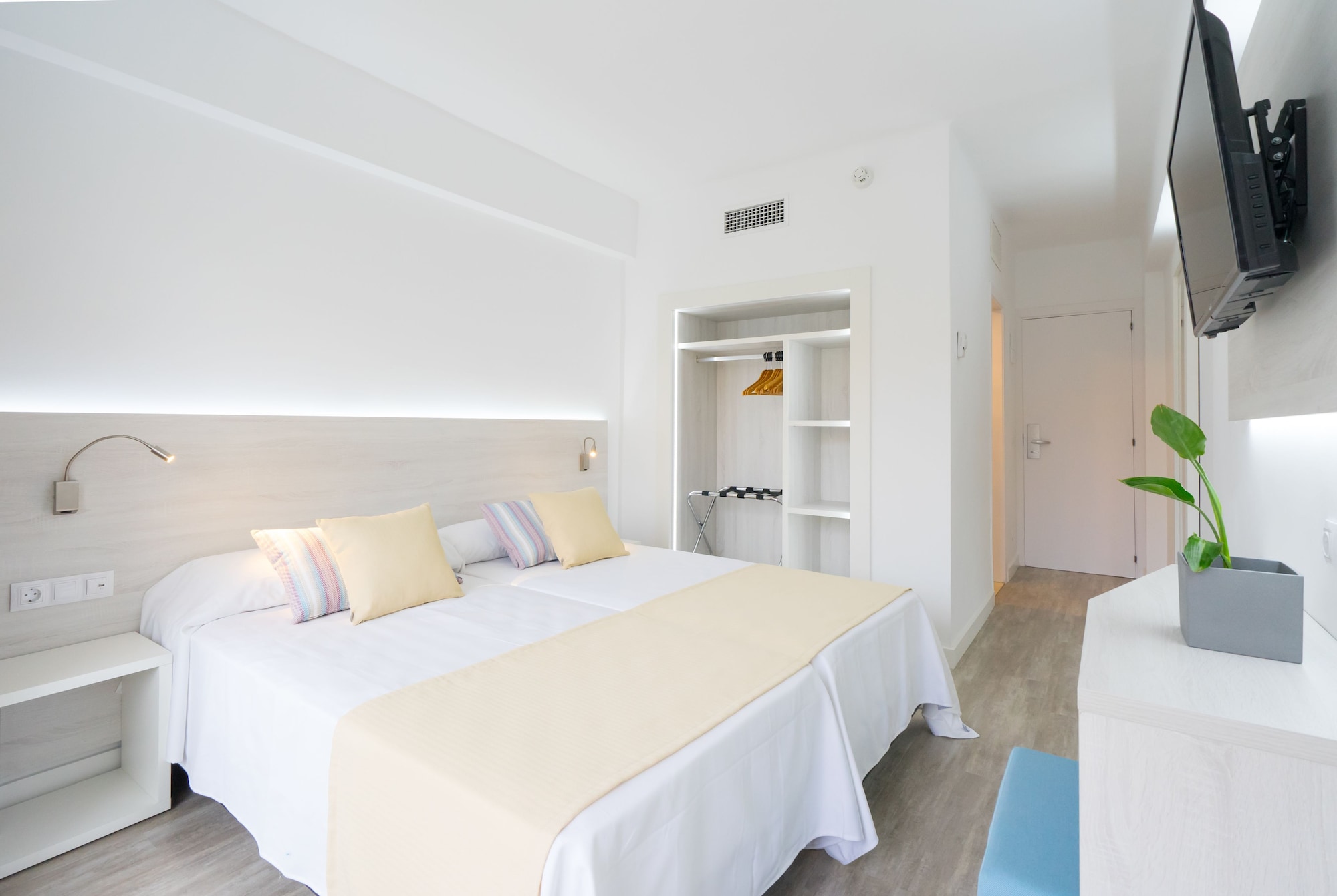 غرفة بسرير مزدوج بشرفة