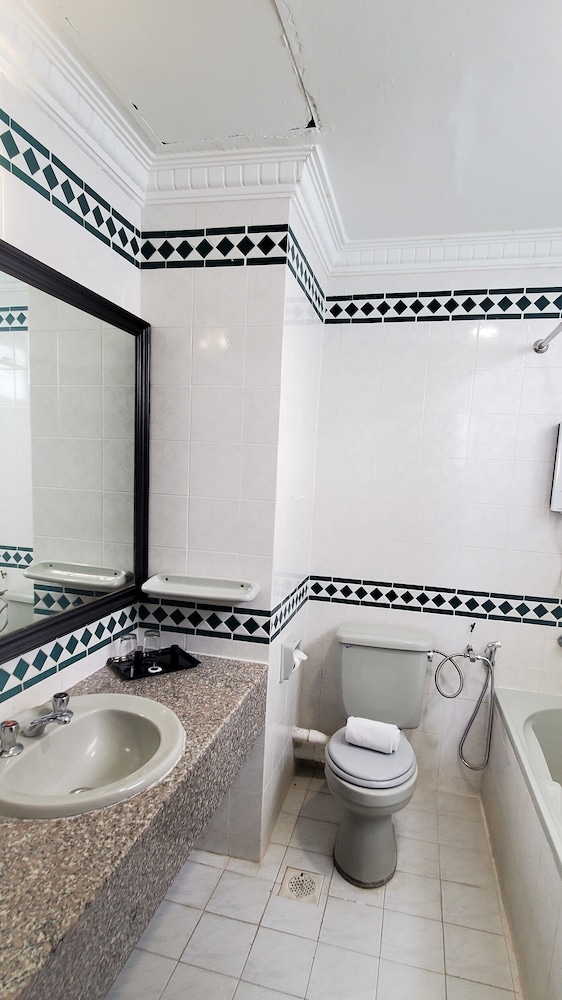 Leisure Cove Hotel Apartments 48/50