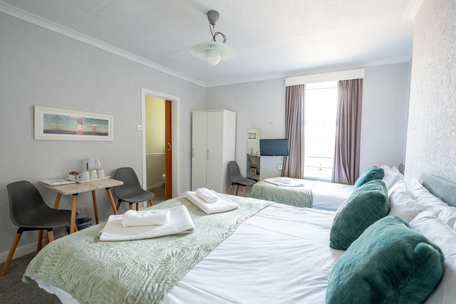 Room, Triple