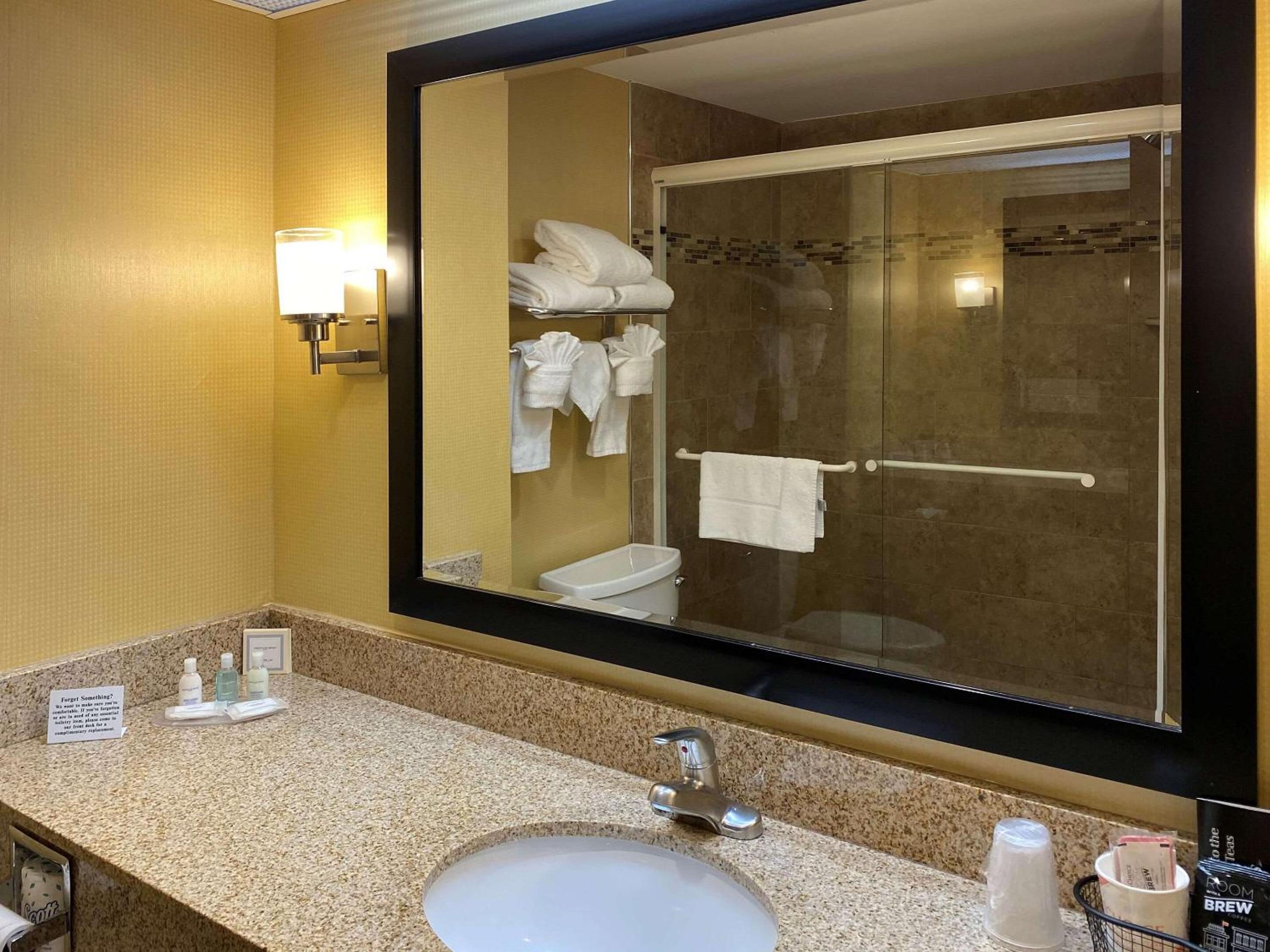 غرفة بسرير كينج بحوض جاكوزي، Clarion Hotel & Conference Center Toms River 4/7