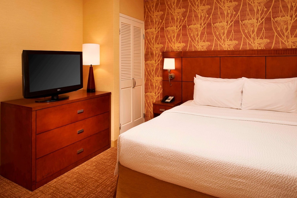Comfort Inn and Suites Arlington Heights Wilke Rd 10/69