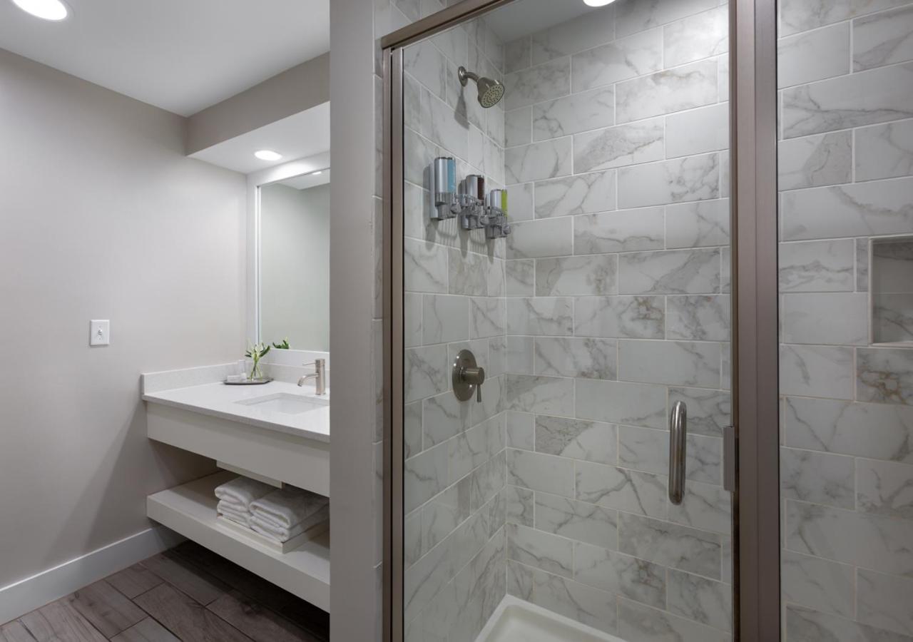 جناح جونيور، Shem Creek Inn 3/4