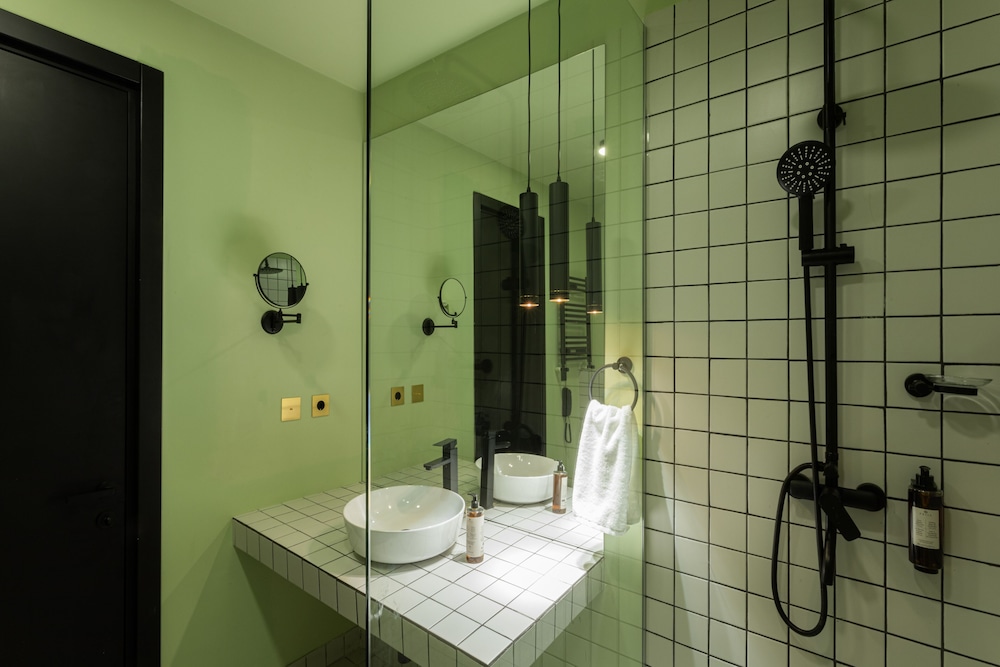 Castor and Pollux Hotel 69/69