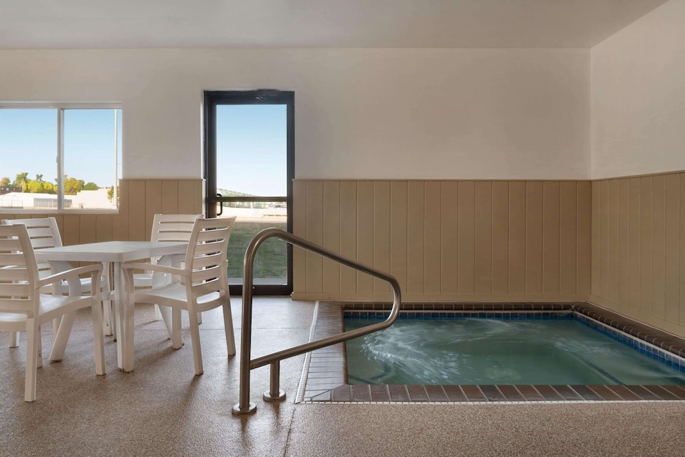 Super 8 by Wyndham Sioux Falls 31/34