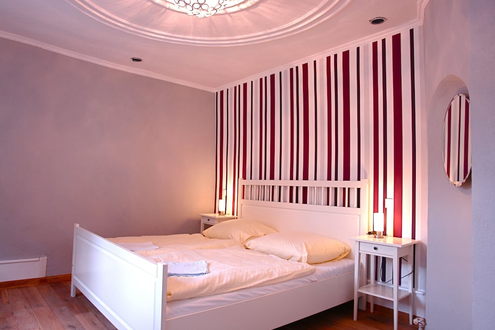 ROOM, DOUBLE BED