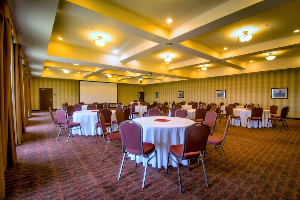 Hampton Inn Suites Bastrop 18/20