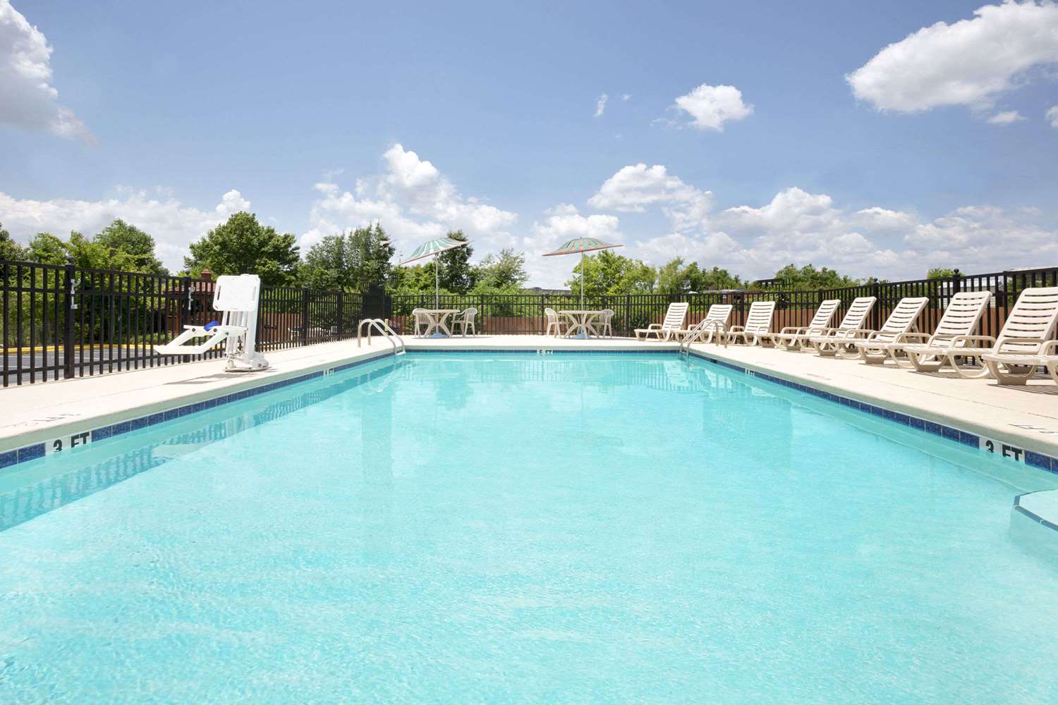 Days Inn by Wyndham Columbus-North Fort Moore 17/25