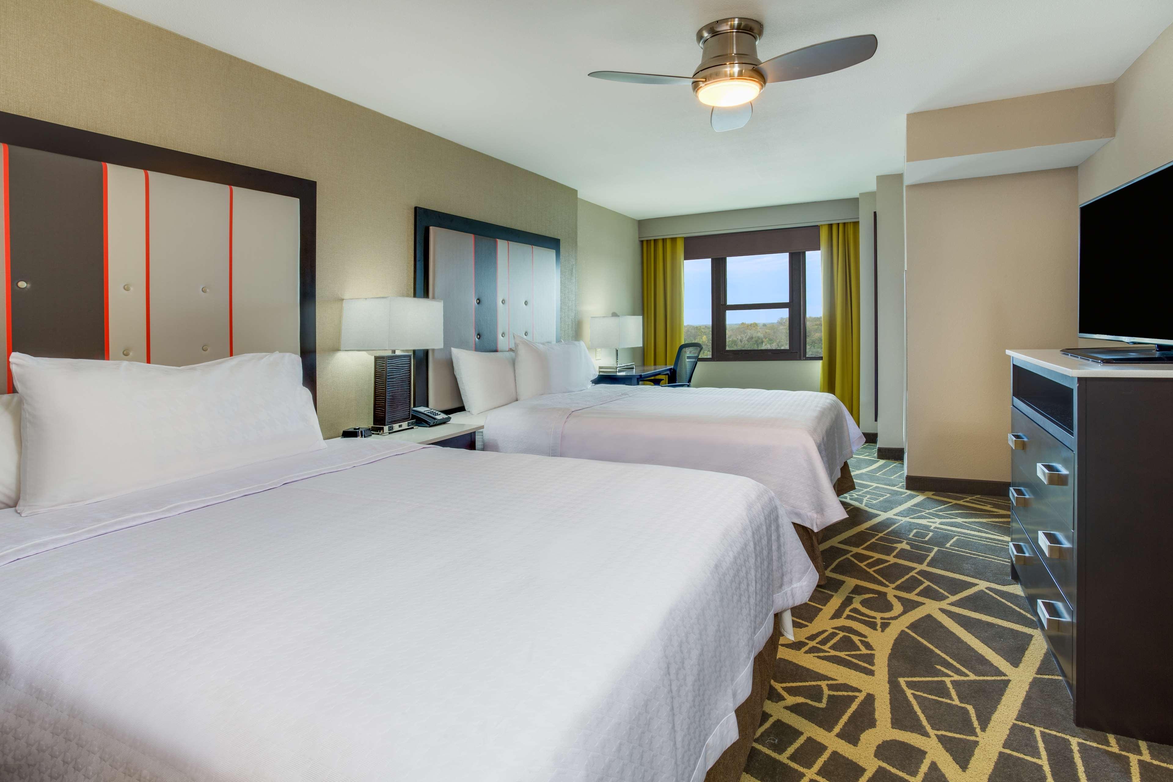 1 BEDROOM, SUITE, 2 QUEEN BEDS, RIVER VIEW, BALCONY, ACCESSIBLE