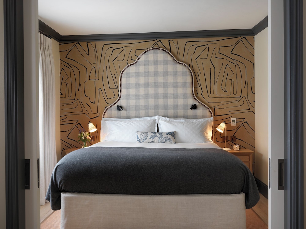CARRIAGE HOUSE, JUNIOR SUITE