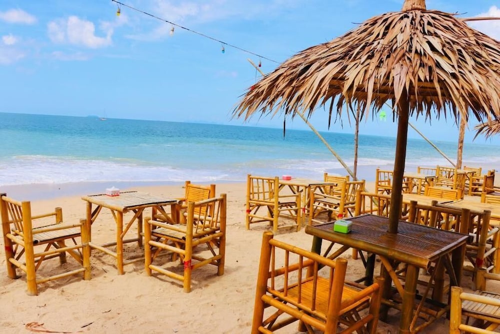 Lanta Palm Beach Resort 55/60