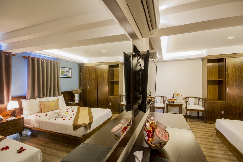 Sapphire Hotel 20/35