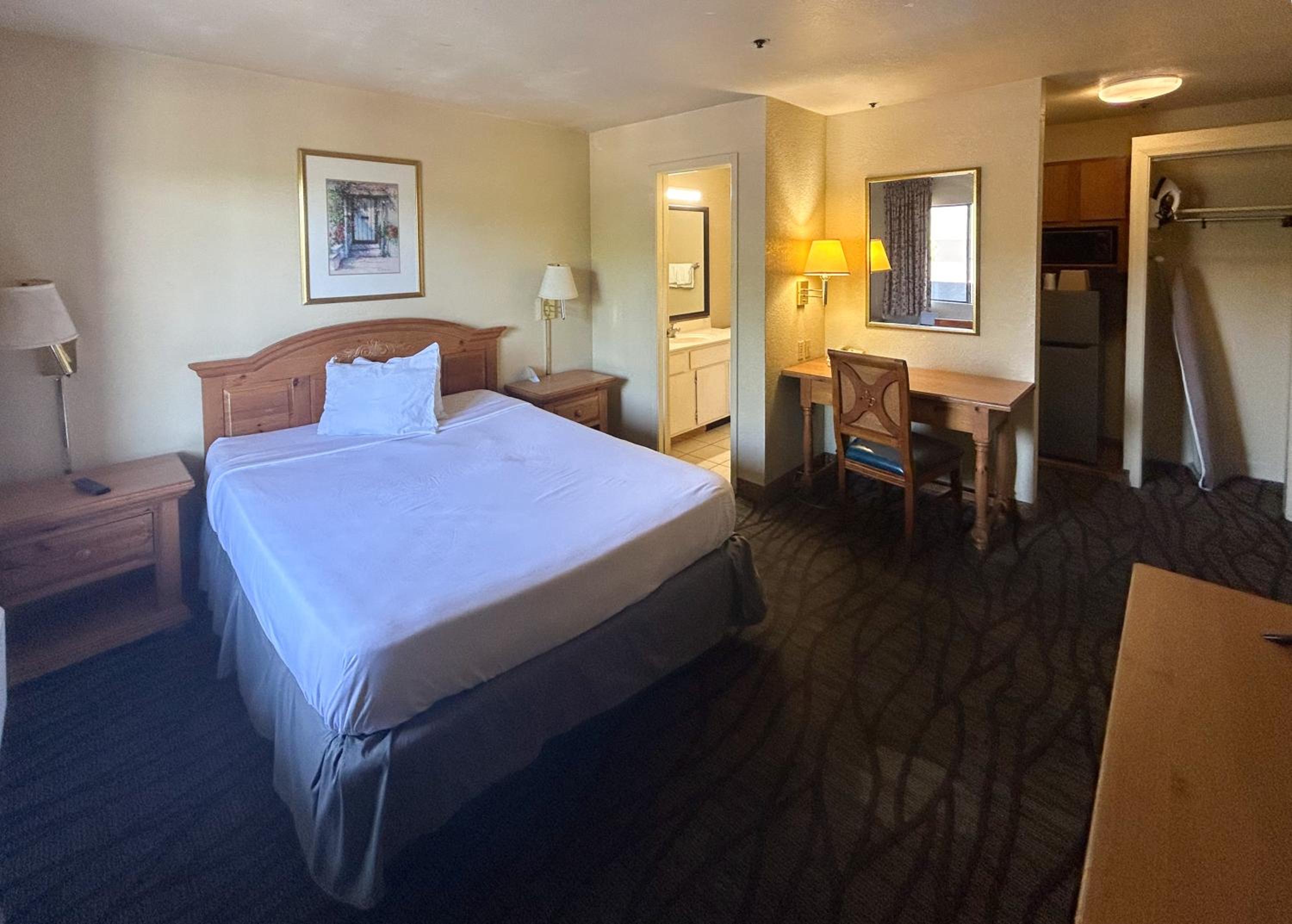 ROOM, QUEEN BED