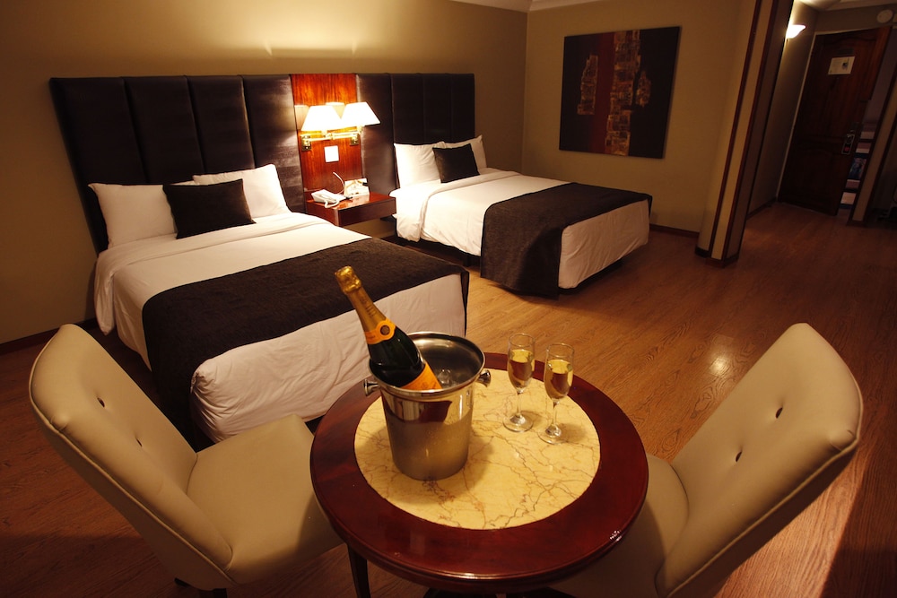 HOTEL REINA ISABEL 46/64