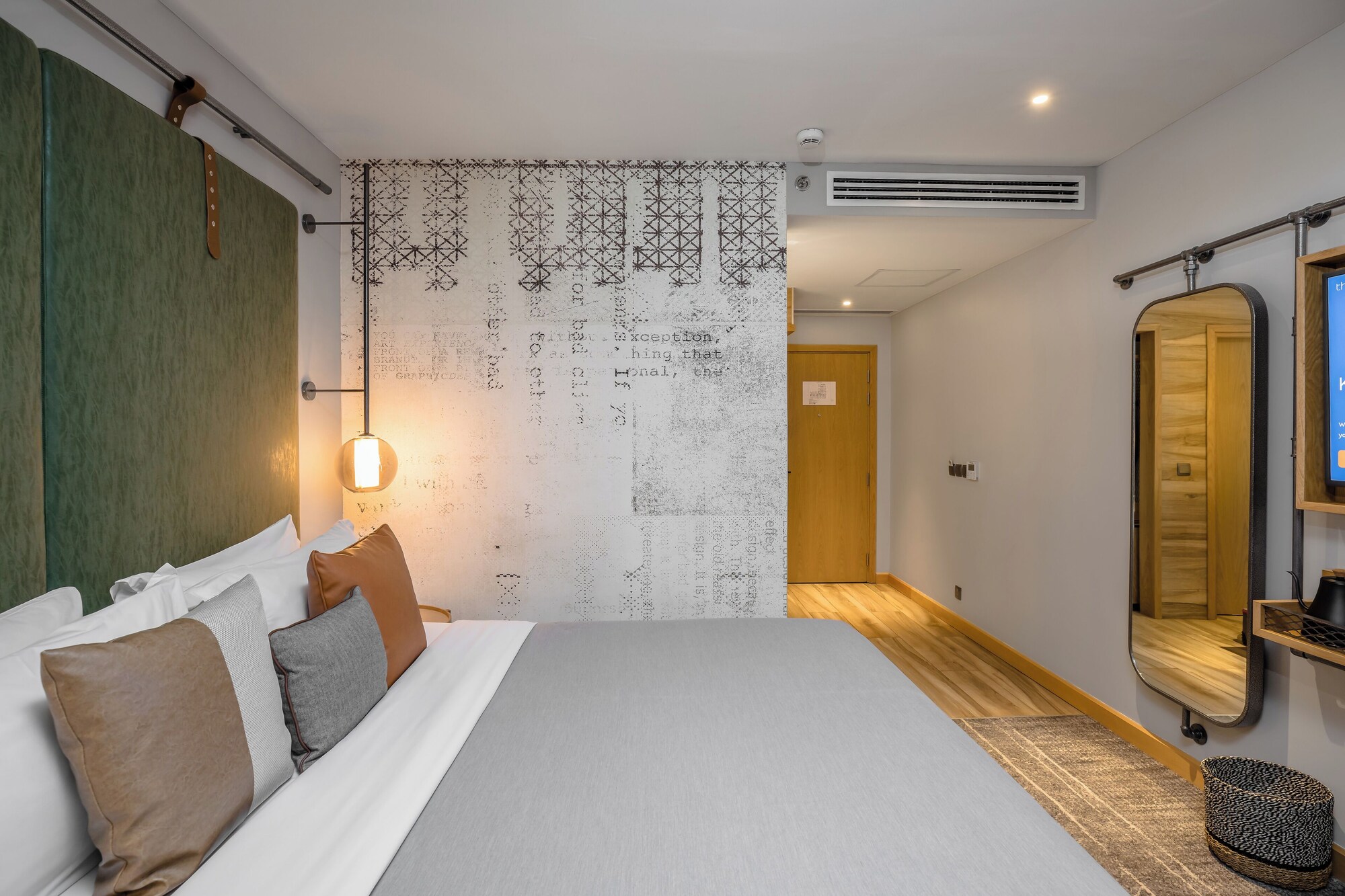 SUPERIOR, QUEEN BED