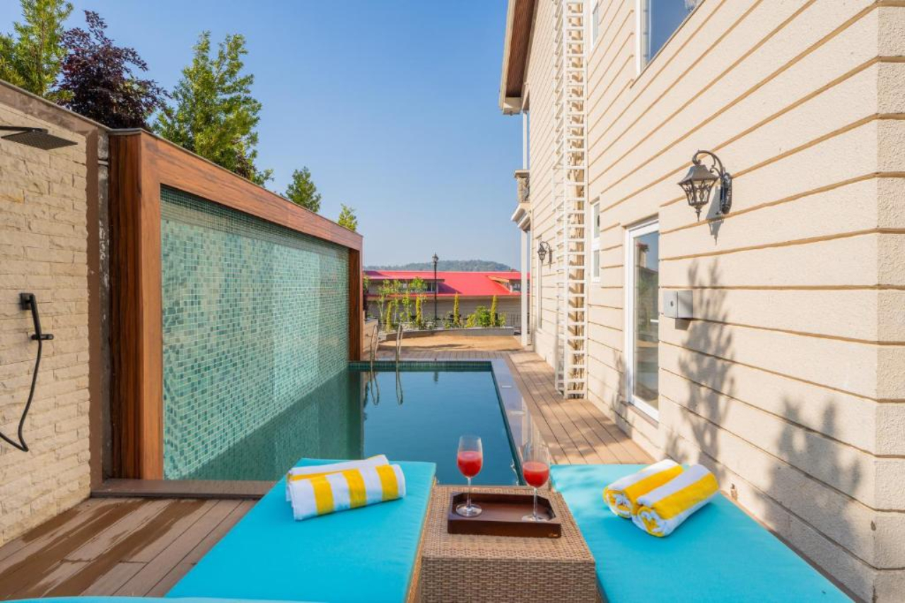 ELIVAAS prive The Royce Daisy Ultra Luxe 4 BHK Villa With Pvt Pool Jacuzzi 360 Hill Views 25/29