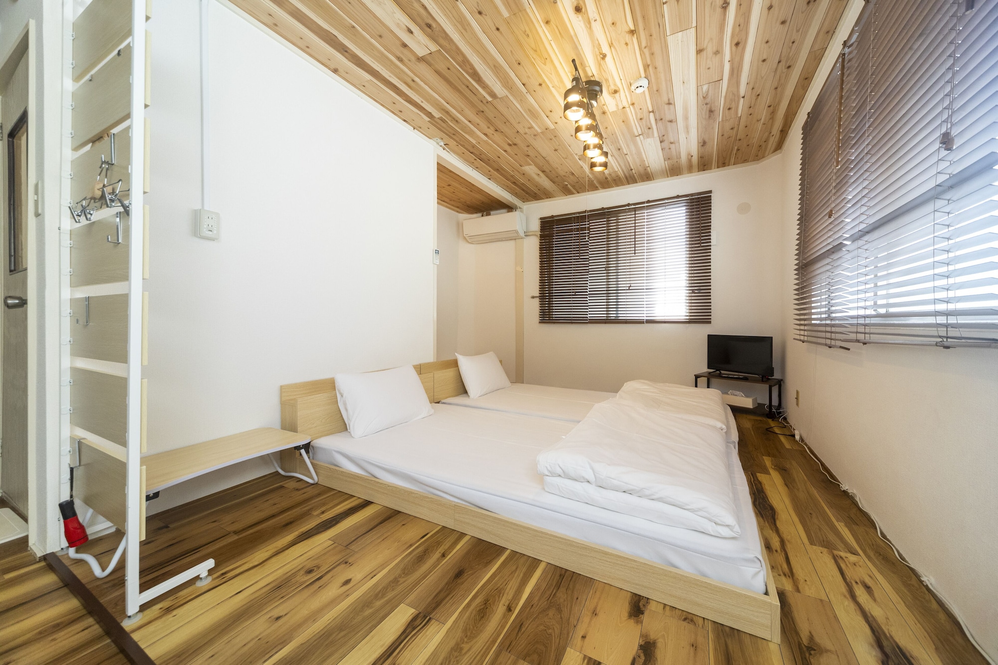 ROOM, TWIN BEDS