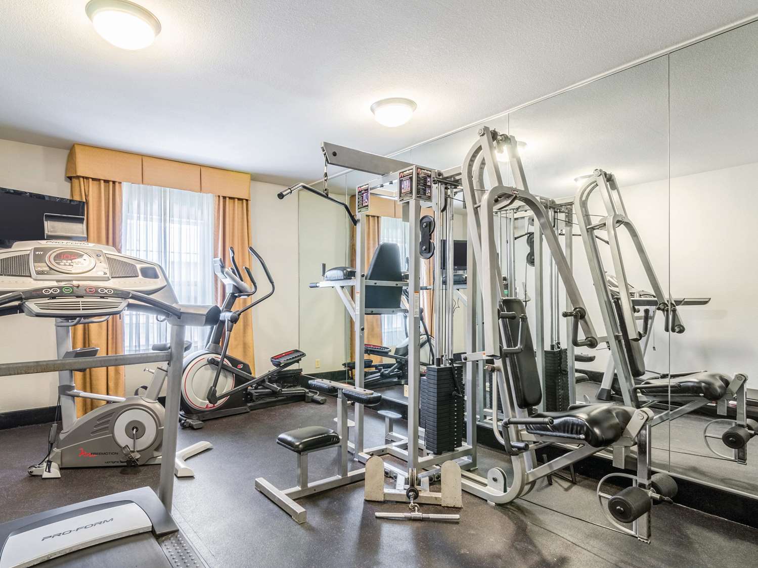La Quinta Inn and Suites by Wyndham Kansas City Airport 24/34