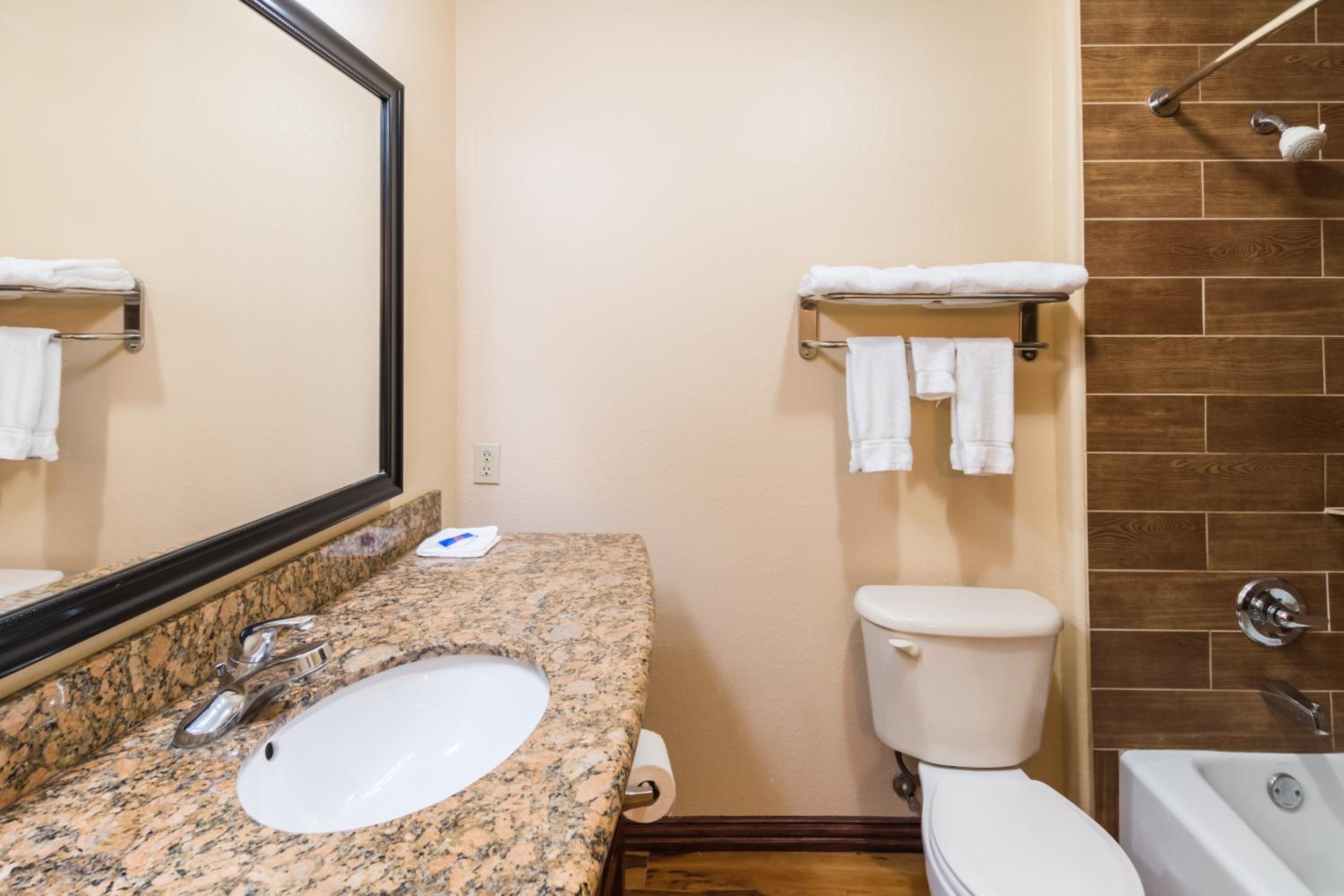 2 Queen Beds Mobil Access Tub Nsmk Micfridg، Motel6 Joshua, TX 6/8