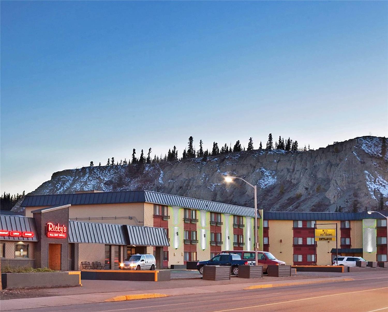 Quality Inn and Suites Whitehorse 1/4