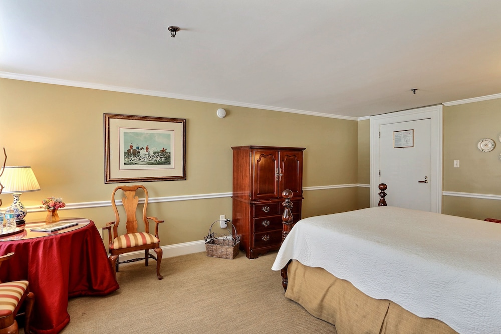 The Presidents Quarters Inn 11/76