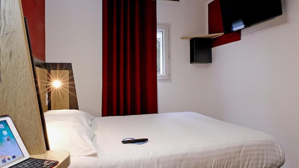 In Hotel 22/54