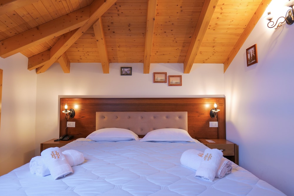 Bineri Hotel Gjirakastra 22/52