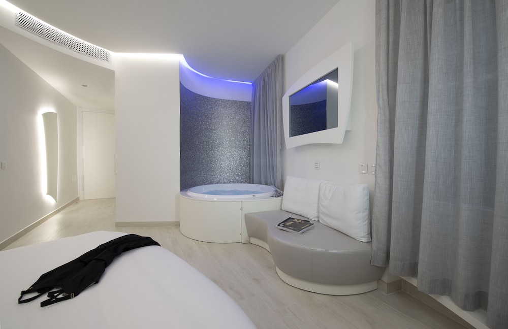 غرفة سوبيريور بسرير كوين بحوض جاكوزي، AHD Rooms 3/3