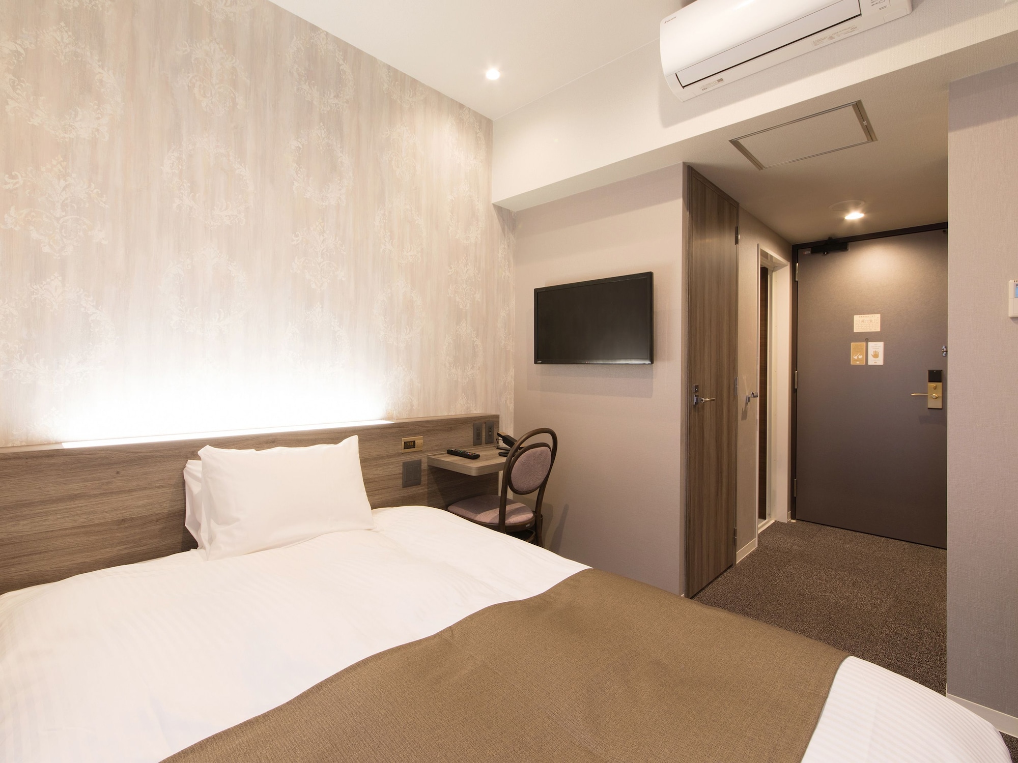 ROOM, DOUBLE BED