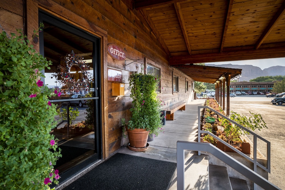 Red Stone Inn 35/44
